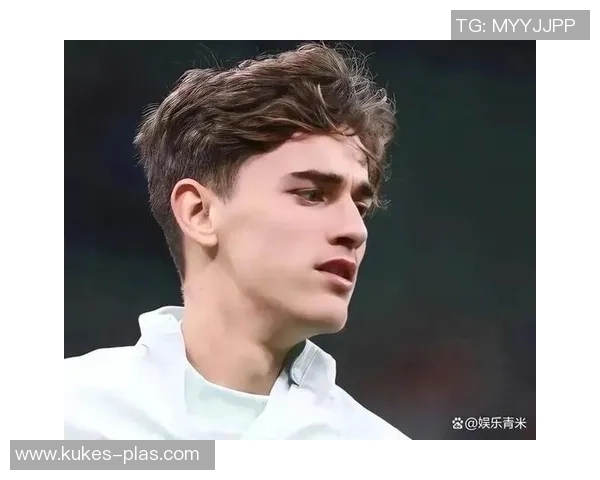 足球明星俱乐部队服的魅力与风格解析揭示球场上的时尚与个性